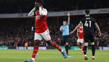 Vì sao Bukayo Saka bất ngờ chững lại trong màu áo Arsenal?
